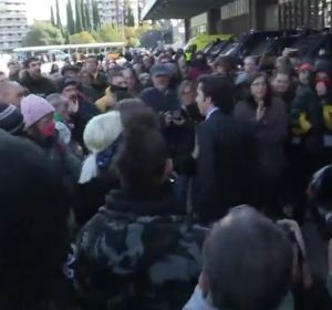 El 'pequeño Nicolás' se enfrenta a los CDR en la estación de Sans de Barcelona El 'pequeño Nicolás' se enfrenta a los CDR en la estación de Sans de Barcelona