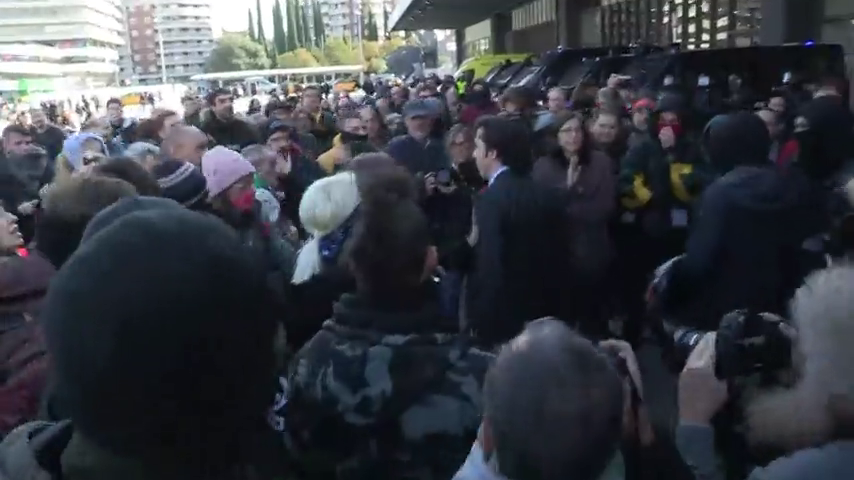 El 'pequeño Nicolás' se enfrenta a los CDR que intentaban bloquear la estación de Sants El 'pequeño Nicolás' se enfrenta a los CDR que intentaban bloquear la estación de Sants