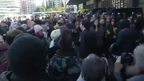 El 'pequeño Nicolás' se enfrenta a los CDR en la estación de Sans de Barcelona El 'pequeño Nicolás' se enfrenta a los CDR en la estación de Sans de Barcelona