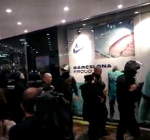 Desalojan a los concentrados convocados por los CDR dentro de la estación de Barcelona Sants Desalojan a los concentrados convocados por los CDR dentro de la estación de Barcelona Sants