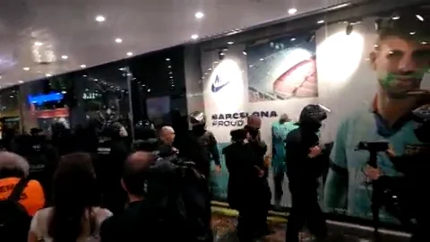 Desalojan a los concentrados convocados por los CDR dentro de la estación de Barcelona Sants Desalojan a los concentrados convocados por los CDR dentro de la estación de Barcelona Sants