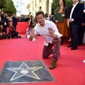 El actor Jorge Sanz posa junto a su estrella en el Paseo de la Fama de Almería