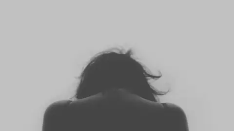 Imagen de archivo de una mujer de espaldas Imagen de archivo de una mujer de espaldas