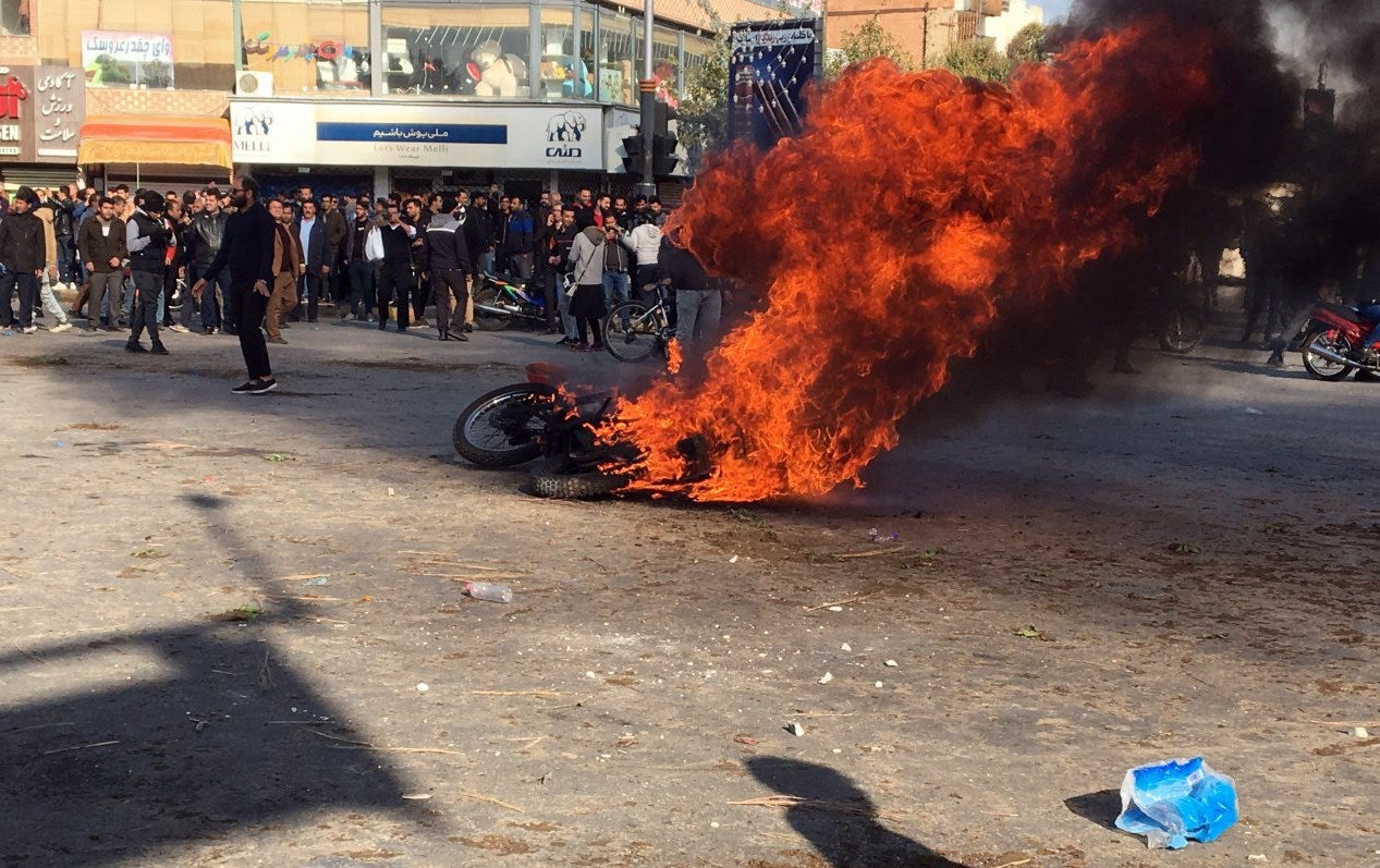 Irán corta el acceso a Internet como respuesta a las protestas por la subida del precio de la gasolina Irán corta el acceso a Internet como respuesta a las protestas por la subida del precio de la gasolina