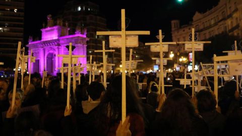Ciudades de toda Espa&ntilde;a se ti&ntilde;en de morado en el 25N, D&iacute;a Internacional contra la Violencia de G&eacute;nero.