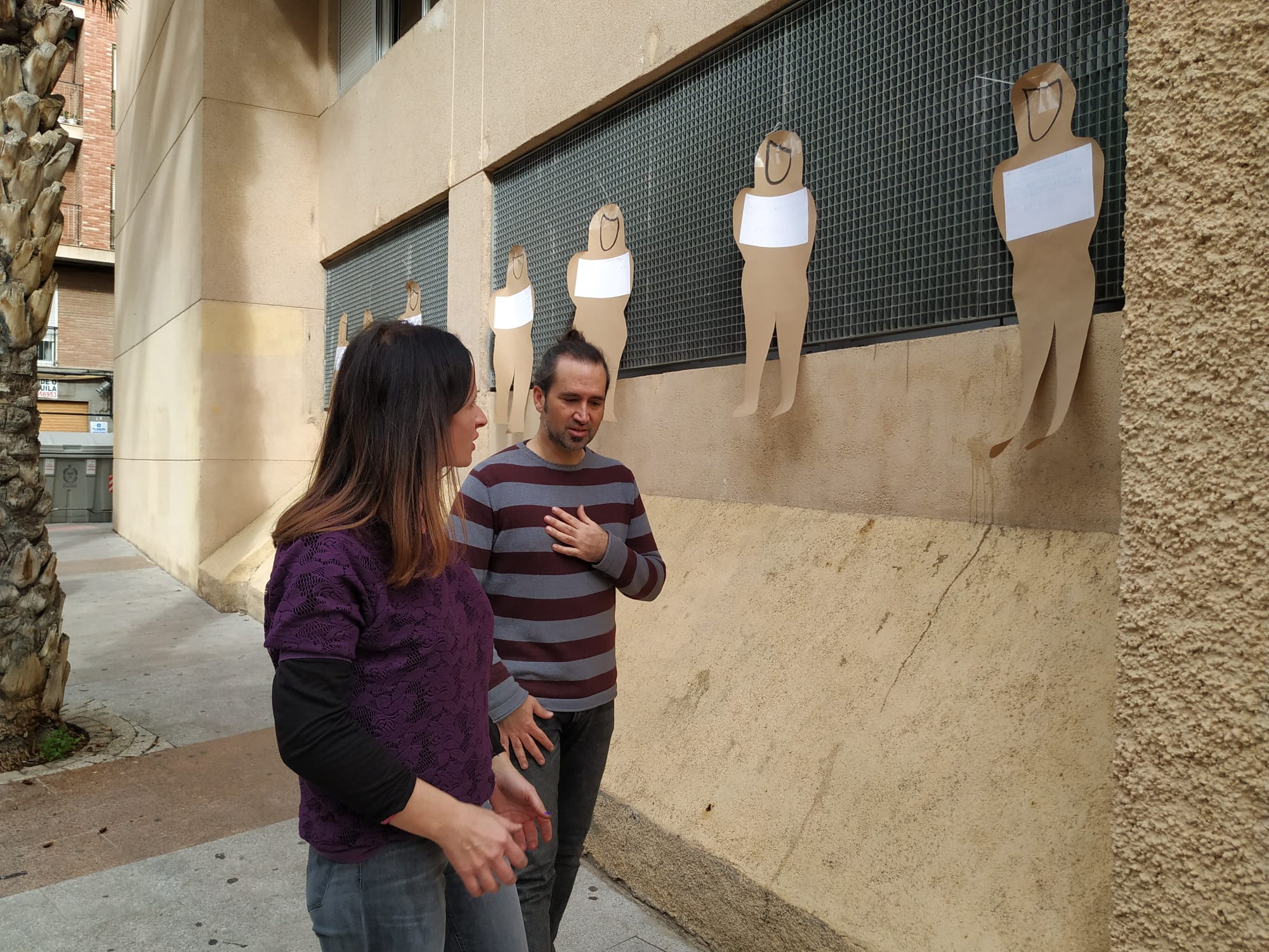 Alumnos del IES Carrús dan visibilidad a las 53 mujeres asesinadas este año en España Alumnos del IES Carrús dan visibilidad a las 53 mujeres asesinadas este año en España