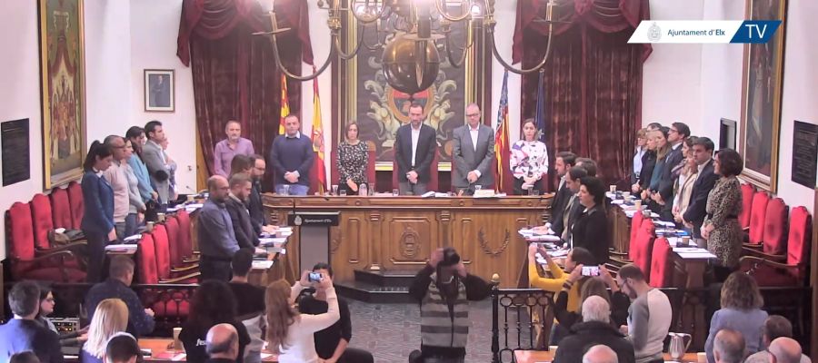 Minuto de silencio en el Ayuntamiento de Elche por el asesinarto machista de este lunes. Minuto de silencio en el Ayuntamiento de Elche por el asesinarto machista de este lunes.