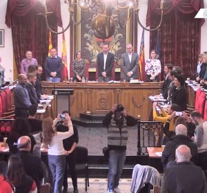 Minuto de silencio en el Ayuntamiento de Elche por el asesinarto machista de este lunes. Minuto de silencio en el Ayuntamiento de Elche por el asesinarto machista de este lunes.