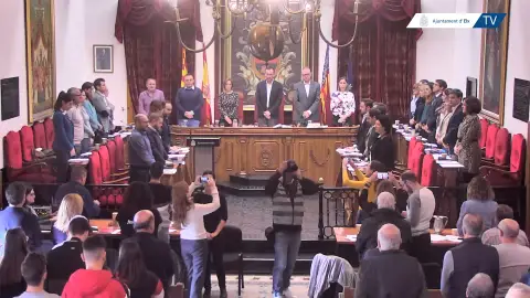 Minuto de silencio en el Ayuntamiento de Elche por el asesinarto machista de este lunes. Minuto de silencio en el Ayuntamiento de Elche por el asesinarto machista de este lunes.