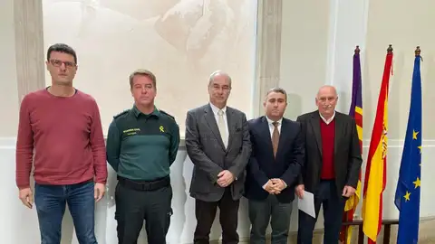 Los alcaldes de los municipios de Artà, Inca y Valldemossa, junto con el Coronel Jefe de la Guardia Civil y el delegado del Gobierno en funciones. Los alcaldes de los tres municipios han firmado el protocolo de colaboración con el Coronel Jefe de la Guardia Civil
