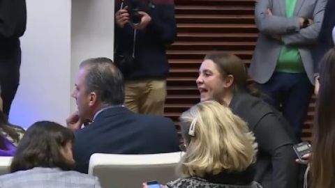 Una v&iacute;ctima de violencia de g&eacute;nero increpa a Ortega Smith