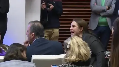 Una víctima de violencia de género increpa a Ortega Smith Una víctima de violencia de género increpa a Ortega Smith