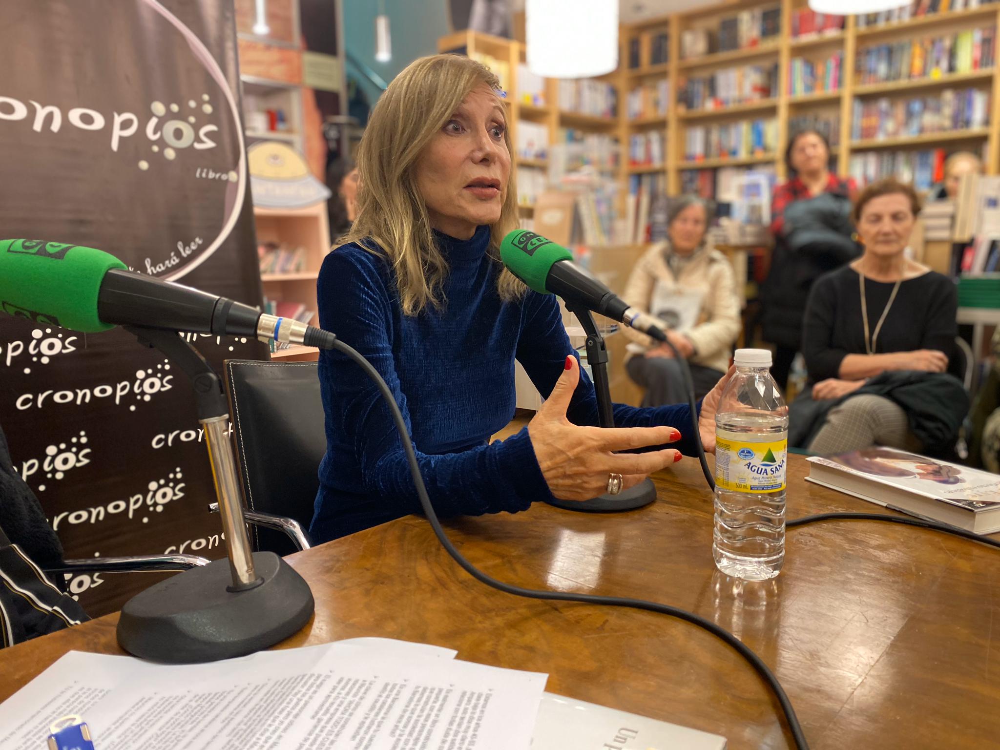 Pilar Eyre: "Las mujeres de mi novela son las que manejan los hilos y acaban siendo las dueñas de sus propias vidas" Pilar Eyre: "Las mujeres de mi novela son las que manejan los hilos y acaban siendo las dueñas de sus propias vidas"