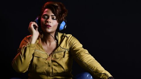 mujer escuchando m&uacute;sica