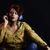 mujer escuchando música mujer escuchando música