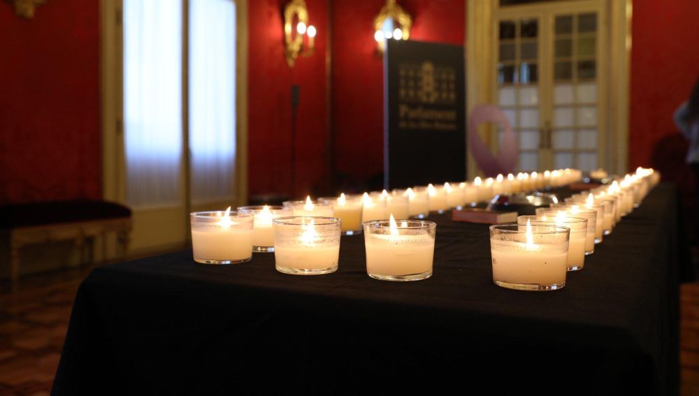 Las 52 velas encendidas en el Parlament balear, en memoria de las víctimas de violencia de género en nuestro país en 2019.