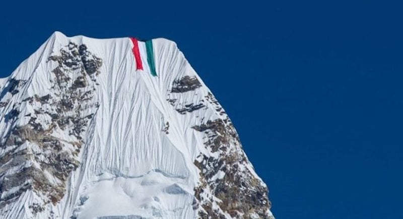 Aventura: La polémica expedición de Nirmal Purja por una bandera gigante de Kuwait Aventura: La polémica expedición de Nirmal Purja por una bandera gigante de Kuwait