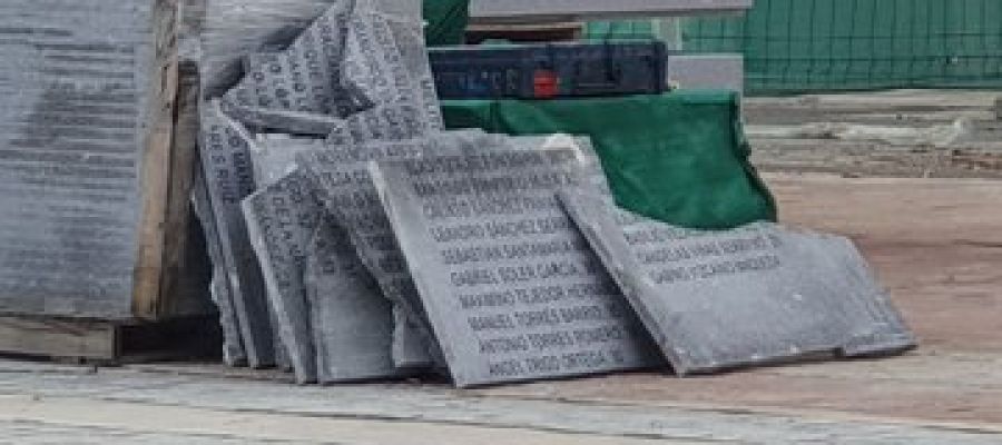 Las placas de las víctimas del franquismo retiradas del memorial de La Almudena Las placas de las víctimas del franquismo retiradas del memorial de La Almudena