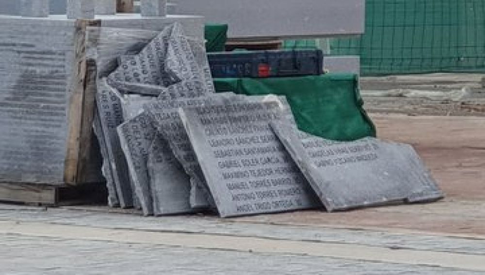 Las placas de las víctimas del franquismo retiradas del memorial de La Almudena