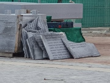 El Ayuntamiento de Madrid retira las placas de las víctimas del franquismo de la Almudena El Ayuntamiento de Madrid retira las placas de las víctimas del franquismo de la Almudena