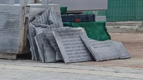 Las placas de las víctimas del franquismo retiradas del memorial de La Almudena Las placas de las víctimas del franquismo retiradas del memorial de La Almudena