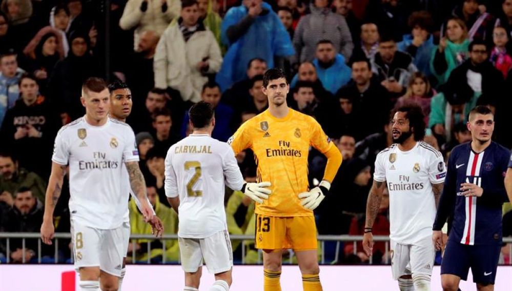 Los jugadores del Real Madrid se lamentan tras un tanto del PSG