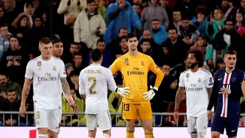 Los jugadores del Real Madrid se lamentan tras un tanto del PSG Los jugadores del Real Madrid se lamentan tras un tanto del PSG