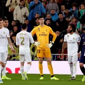 Los jugadores del Real Madrid se lamentan tras un tanto del PSG Los jugadores del Real Madrid se lamentan tras un tanto del PSG