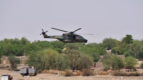 Un helic&oacute;ptero franc&eacute;s en una maniobras en Mal&iacute;