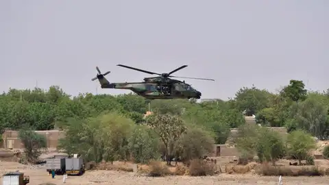 Un helicóptero francés en una maniobras en Malí Un helicóptero francés en una maniobras en Malí