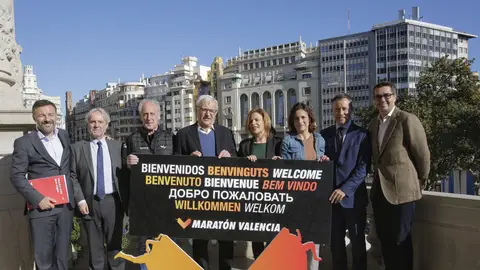 Un cartel dará la bienvenida a los corredores desde el balcón del Ayuntamiento de València. MARATON VALÈNCIA