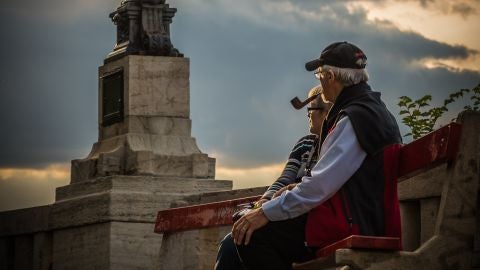 Una pareja de abuelos en un banco