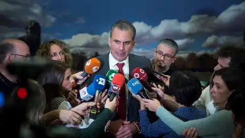 Javier Ortega Smith (Vox) atiende a los medios Javier Ortega Smith (Vox) atiende a los medios