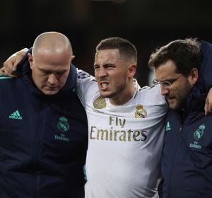 Eden Hazard, en el momento de ser retirado del partido ante el PSG Eden Hazard, en el momento de ser retirado del partido ante el PSG