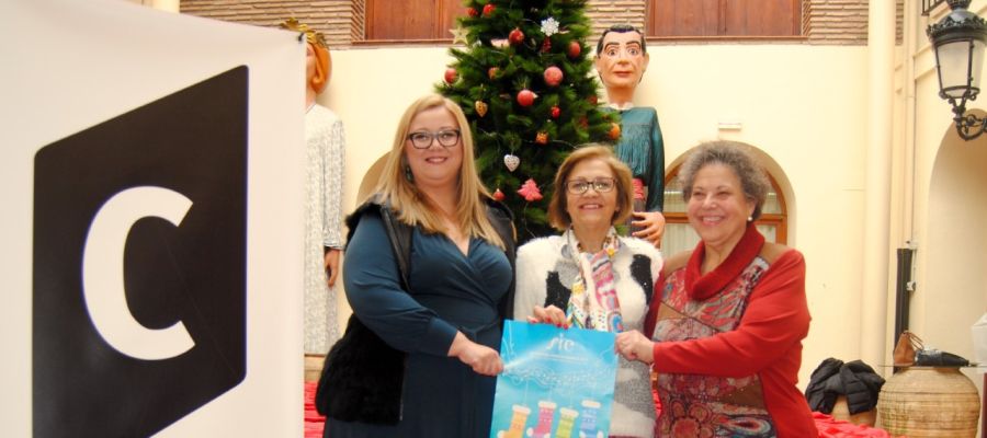 La regidora de Cultura, Rosario Royo junt amb la presidenta de la Coral Sant Jaume, MªAmparo Peña. La regidora de Cultura, Rosario Royo junt amb la presidenta de la Coral Sant Jaume, MªAmparo Peña.