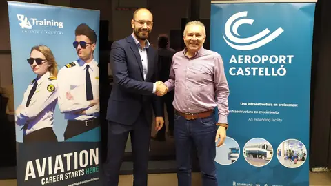 Firma del acuerdo con la escuela de pilotaje. Firma del acuerdo con la escuela de pilotaje.