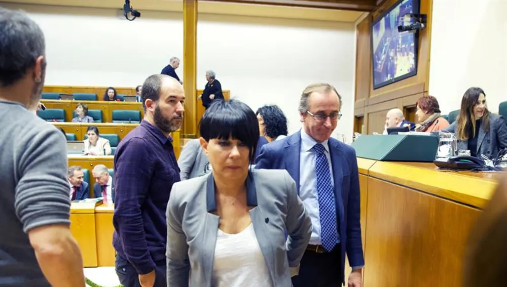 La portavoz de EH Bildu, Maddalen Iriarte (c), y el portavoz popular, Alfonso Alonso en el Parlamento Vasco