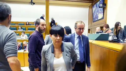 La portavoz de EH Bildu, Maddalen Iriarte (c), y el portavoz popular, Alfonso Alonso en el Parlamento Vasco La portavoz de EH Bildu, Maddalen Iriarte (c), y el portavoz popular, Alfonso Alonso en el Parlamento Vasco