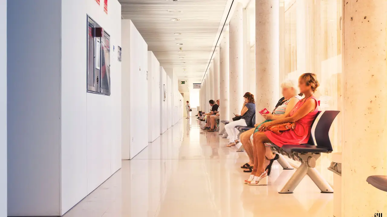 Algunos pacientes esperan para ser atendidos en un centro de Atención Primaria. Algunos pacientes esperan para ser atendidos en un centro de Atención Primaria.