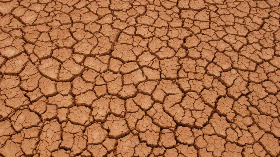 Tierra agrietada debido a la sequ&iacute;a de un lago seco en la Patagonia, Argentina