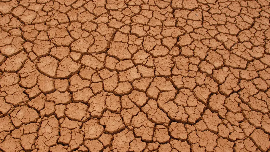 Tierra agrietada debido a la sequía de un lago seco en la Patagonia, Argentina Tierra agrietada debido a la sequía de un lago seco en la Patagonia, Argentina