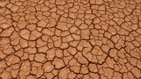 Tierra agrietada debido a la sequ&iacute;a de un lago seco en la Patagonia, Argentina
