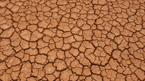 Tierra agrietada debido a la sequía de un lago seco en la Patagonia, Argentina Tierra agrietada debido a la sequía de un lago seco en la Patagonia, Argentina