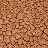 Tierra agrietada debido a la sequía de un lago seco en la Patagonia, Argentina