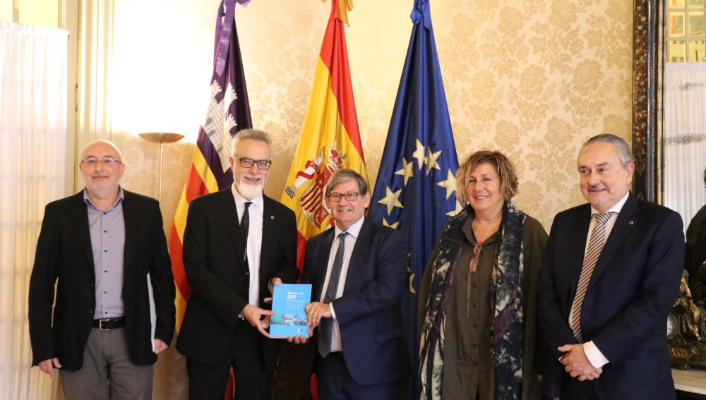 El presidente del Parlament, Vicenç Thomas, recibe en audiencia al presidente del Consell Econòmic i Social de les Illes Balears, Carles Manera, y al equipo del CES.
