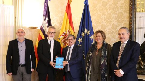 El presidente del Parlament, Vicen&ccedil; Thomas, recibe en audiencia al presidente del Consell Econ&ograve;mic i Social de les Illes Balears, Carles Manera, y al equipo del CES.