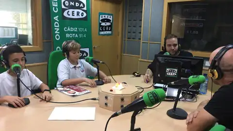 El director de la revista Futboleo, Juan Jesús Núñez, y los canteranos MArio Gay y Roberto Fernández. Hablamos de fútbol base en Onda Deportiva Cádiz.