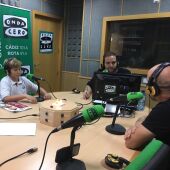 El director de la revista Futboleo, Juan Jesús Núñez, y los canteranos MArio Gay y Roberto Fernández.