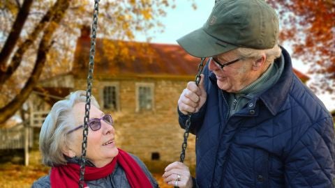 Una pareja de abuelos en un columpio