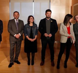 Las delegaciones de PSOE y ERC posan antes de su reunión en el Congreso Las delegaciones de PSOE y ERC posan antes de su reunión en el Congreso